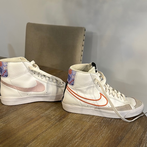 Nike White and Orange Athletic Shoes - Picture 5 of 6